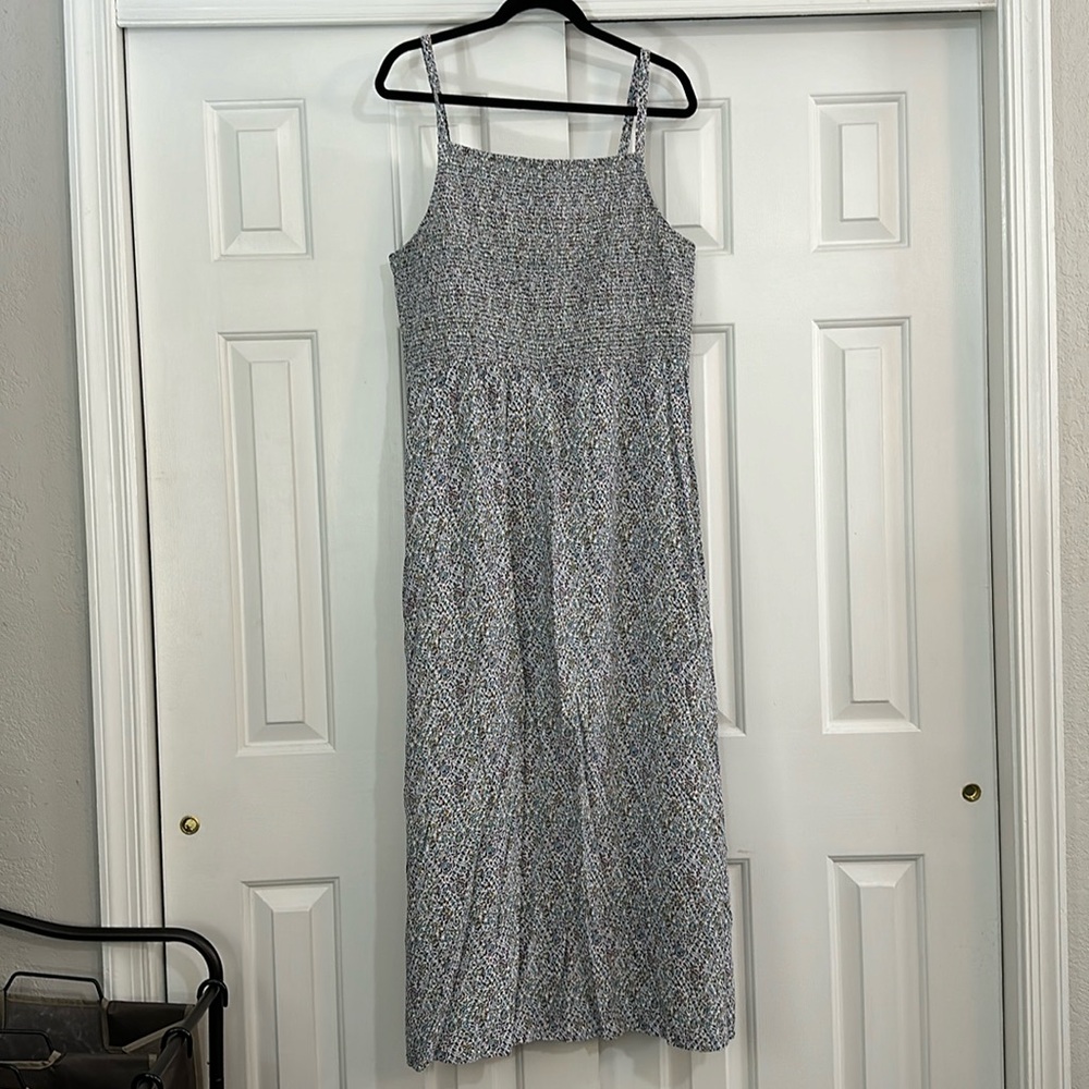 Maxi dress, small floral pattern. Smocked top and adjustable straps